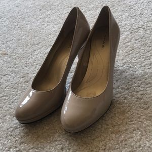 Tahari nude pumps